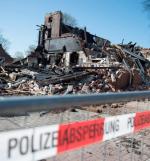 Ruiny schroniska dla uchodźców w Winsen an der Luhe, w północnych Niemczech, po pożarze. W ubiegłym roku zanotowano ponad tysiąc ataków na domy dla azylantów, pięć razy więcej niż w roku poprzednim