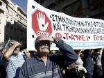 Kolejne zmiany rządów, kolejne ogłaszane reformy i protesty przeciw nim (na zdjęciu demonstracja w Atenach podczas strajku generalnego w listopadzie 2015 r.), kolejne pakiety pomocy dla Grecji – i tak już siódmy rok