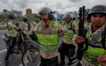 Policjanci po starciach z demonstrantami na ulicach Caracas 11 maja