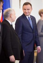 Jarosław Kaczyński (z lewej) i Andrzej Duda podczas inauguracji rządu PiS w listopadzie 2015 roku. Od tego czasu stosunki między politykami mocno się skomplikowały.
