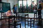 Rodrigo Duterte w nieco wystudiowanym namyśle nad kartką wyborczą: komisja w wiejskiej szkole, 9 maja