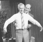 Henry Heimlich demonstruje, jak chwycić poszkodowanego (w tej roli słynny prezenter telewizyjny Johnny Carson), w programie „Tonight Show” w 1979 roku