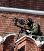Snajper z FSB na szczycie muru Kremla