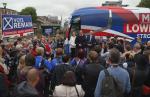 „Wielka Brytania to najbardziej udana, wieloetniczna i wieloreligijna demokracja na Ziemi” – przekonywał dzień przed referendum premier David Cameron (na zdjęciu – przed autobusem) 