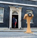 David Cameron (na zdjęciu z żoną Samanthą tuż po konferencji prasowej w dzień po referendum) wyprowadzi się w październiku z siedziby premiera przy Downing Street 10.