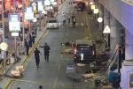 Ofiary zamachu przed wejściem do hali przylotów lotniska w Stambule. Przed zamachem spadek ruchu turystycznego szacowano  w tym roku  na 30 proc. Będzie jednak znacznie wyższy. PKB  może się skurczyć  z tego powodu  o 0,5 proc.   