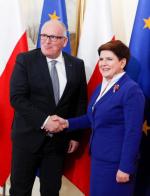 Premier Beata Szydło i wiceszef Komisji Europejskiej Frans Timmermans w maju w Warszawie. Argumenty Holendra bardziej przemawiają do Polaków