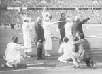 Dekoracja medalistek. Niemki Tilly Fleicher (złoto) i Luise Kruger (srebro) stoją na podium z hitlerowskim pozdrowieniem, z prawej brązowa medalistka Maria Kwaśniewska