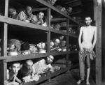 Więźniowie obozu w Buchenwaldzie, który funkcjonował od 1937 r. Został wyzwolony przez Amerykanów w kwietniu 1945 r.