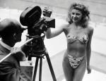 Micheline Bernardini pracowała w nocnym klubie, ale sławę zyskała  za dnia  na basenie, prezentując bikini