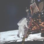 20 lipca 1969 r. o godz. 20:17:40 UTC Centrum Kontroli Lotów Kosmicznych w Houston otrzymało meldunek Neila Armstronga, dowódcy misji Apollo 11: „Orzeł wylądował” 