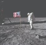 Zatknięta przez astronautów amerykańska flaga, marszcząca się niczym na wietrze (Księżyc nie ma atmosfery), dla niedowiarków stała się jednym z dowodów na sfingowanie lądowania na Srebrnym Globie.
