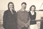 Adolf Hitler ze swoimi siostrzenicami – Geli (z lewej) i Elfriede Raubal 