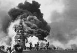 Atak kamikadze na amerykański lotniskowiec USS „Bunker Hill” podczas bitwy o Okinawę (1945 r.).