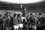 Kapitan Anglików Bobby Moore z Pucharem Świata na stadionie Wembley.