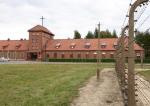 Według szacunków historyków w KL Auschwitz-Birkenau życie straciło ok. 1,1 mln osób, w większości Żydów