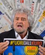 Beppe Grillo, szef antysystemowego Ruchu 5 Gwiazd. To najpopularniejsze obecnie ugrupowanie jest zaprzysięgłym wrogiem euro (zdjęcie z 2014 r.)
