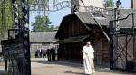 W piątek papież w milczeniu odwiedził obóz w Auschwitz