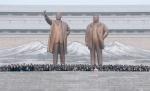 „Pod opieką wiecznego słońca” Witalija Manskiego to obraz „raju” w Korei Północnej