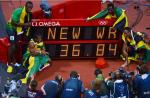 Igrzyska w Londynie. Sztafeta Jamajki 4x100 m przed chwilą pobiła rekord świata. Pierwszy z lewej Usain Bolt 