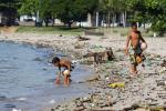 Śmieci na plaży Sao Bento w zatoce Guanabara. To na tych wodach będą rozgrywane olimpijskie regaty żeglarskie.