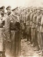 Michael Karkoc był dowódcą kompanii Ukraińskiego Legionu Samoobrony, który współpracował z nazistami. Na zdjęciu  szef SS Heinrich Himmler podczas przeglądu jednego z oddziałów Legionu 
