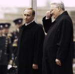 Pierwszy dzień na Kremlu: zadowolony Władimir Putin i roniący łzę Borys Jelcyn (7 maja 2000)