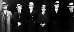 Spotkanie szefów rodzin mafijnych w Chicago (1932 r.). Od lewej stoją: Paul Ricca, Salvatore Agoglia, Lucky Luciano, Meyer Lansky, John Senna, Harry Brown