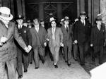 Lucky Luciano (w środku) doprowadził do ustanowienia władzy pięciu mafijnych rodzin w Nowym Jorku i sam stanął na czele jednej z nich. Ostatecznie został skazany za sutenerstwo, a później deportowany do Włoch