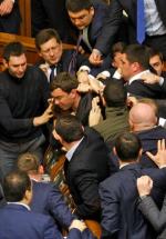 Rada Najwyższa Ukrainy dyskutuje o reformach od dwóch lat. Na zdjęciu: przepychanki posłów podczas debaty na temat rządów premiera Arsenija Jaceniuka, grudzień 2015 r.