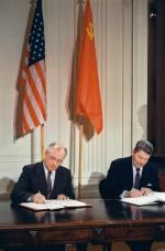 Rok 1987, podpisywanie Traktatu Waszyngtońskiego z Ronaldem Reaganem: po raz ostatni jak równy z równym.