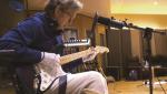 Eric Clapton cierpi na neuropatię obwodową i gra na gitarze w specjalnych rękawiczkach.