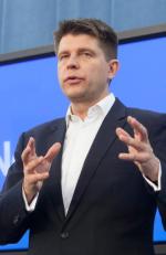 Ryszard Petru twierdzi,  że nadmierne zadłużanie, które teraz prowadzi  rząd, może doprowadzić do bankructwa.