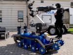 Zwalczające terror służby inwestują m.in. w specjalistyczny sprzęt, taki jak ten robot używany przez policyjnych pirotechników, służący do bezpiecznego przenoszenia ładunków (zdjęcie z festynu w Warszawie, 2008 r.).