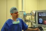 Paweł Tabakow to neurochirurgu, kierujący zespołem, który  przeprowadził pierwszą na świecie operację rekonstrukcji rdzenia kręgowego.