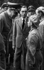 Hans Frank (z lewej) z junakiem z obozu pracy na niemieckim zdjęciu propagandowym