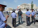 Kordony kirgiskiej milicji wokół uszkodzonego budynku chińskiej ambasady w Biszkeku 