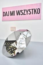 Na pierwszym planie „Diamonds Are Forever”, (2011) - rzeźba Maurycego Gomulickiego. Na ścianie obraz Jadwigi Sawickiej „Daj mi wszystko”, (2005)
