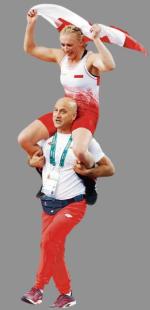 Monika Michalik i trener Krzysztof Ołenczyn cieszą się z brązowego medalu olimpijskiego w Rio