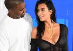 Kim Kardashian (na zdjęciu z mężem, Kanye Westem) przyznała, że sama cierpi na łuszczycę, objawiającą się niewielkimi plamami na nodze.