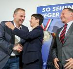 Dwoje współprzewodniczących AfD: Joerg Meuthen (z lewej) i Frauke Petry oraz meklemburski działacz Leif-Erik Holm, czyli radość po wyborczym sukcesie.
