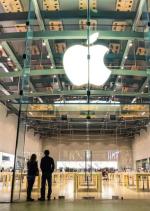 Apple zapewne jest winien pieniądze fiskusowi, ale nie europejskiemu, lecz amerykańskiemu (na zdjęciu jeden z salonów koncernu w Santa Monica w USA).