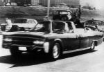  Limuzyna prezydenta Kennedy'ego na ulicy Dallas w sekundę po zamachu. Czy naprawdę strzelał tylko Lee Oswald? 