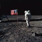 Edwin E. Aldrin Jr. – jakoby na Księżycu. Tylko skąd – pytają sceptycy – ten podmuch wiatru? 