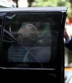 Nowy Jork, niedziela. Hillary Clinton po wyjściu z domu córki, gdzie odpoczywała po zasłabnięciu.