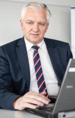 Jarosław Gowin, wicepremier, minister nauki i szkolnictwa wyższego, jest zwolennikiem pełniejszego wykorzystania potencjału Polskiej Akademii Nauk i stworzenia  na jej bazie uniwersytetu badawczego.