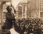 Ignacy Jan Paderewski  porywa swym przemówieniem tłum nowojorczyków  (nie wyłączając policjantów)  po przystąpieniu USA  do I wojny światowej 