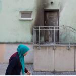 Wejście do meczetu Fatih Camii w Dreźnie po wybuchu materiałów zapalających