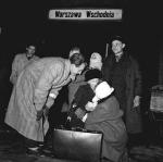 Studenci Wydziału Dziennikarstwa UW, współzałożyciele niezniszczonego jeszcze przez PZPR społecznego Komitetu do spraw Repatriacji, czekają w grudniowy wieczór 1956 roku na przybyszów z Wilna