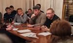 Borys Niemcow (w środku) w filmie „Putin Forever?” rozmawia z młodszymi kolegami. Za opozycyjność zapłacił najwyższą cenę.
